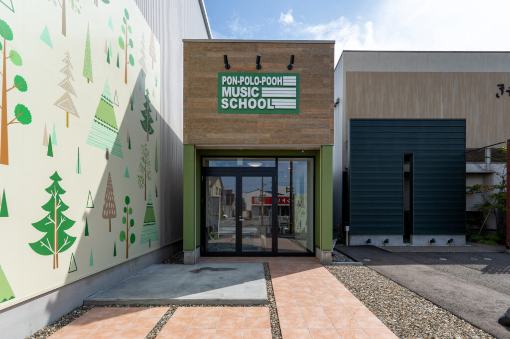商店街にとけ込む、子どもも大人も笑顔になる平屋の音楽教室（白山市音楽教室新築）